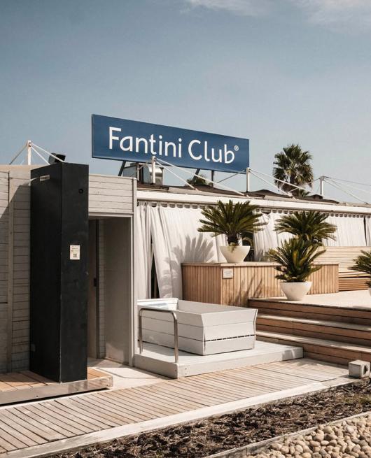 Fantini Club, elegante stabilimento balneare con palme e strutture moderne.